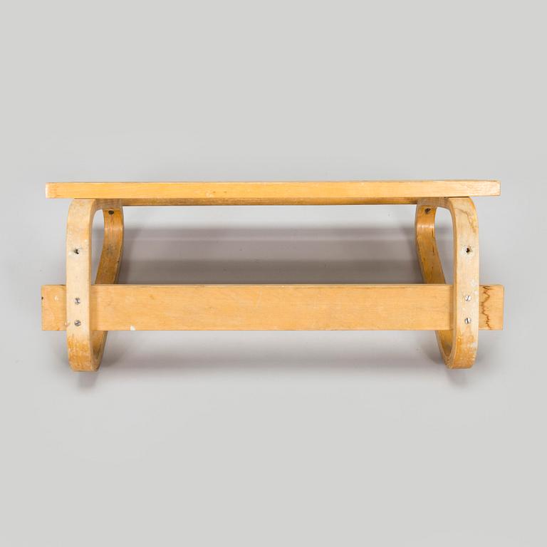 Alvar Aalto, hattuhylly / vaatenaulakko, Artek, 1900-luvun puoliväli.
