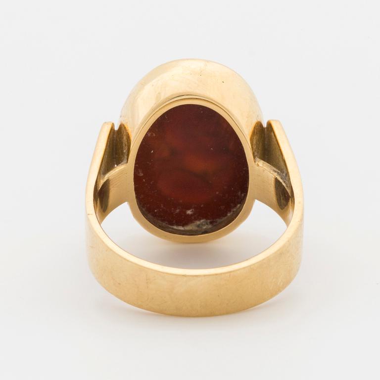 Ring with carved carneol camoe.