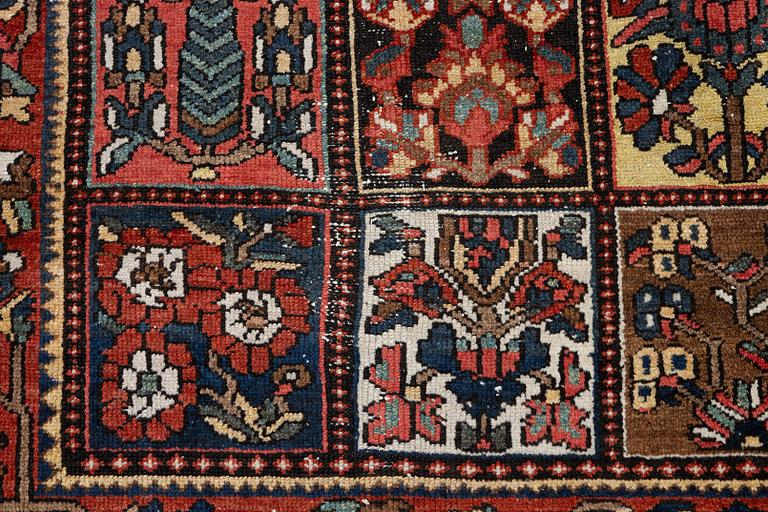 A Chahâr Mahal Bakhtiar carpet, semi-antique, c. 290 x 210 cm.