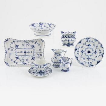 Royal Copenhagen, servis, 38 delar, porslin, "Musselmalet", hel- och halvblond.