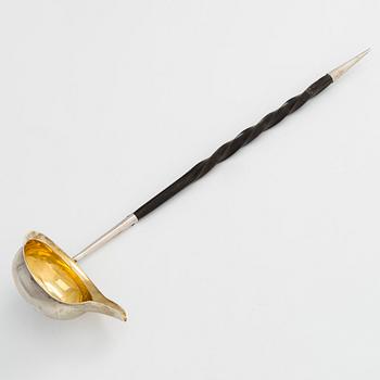 Henrik Christian Stockfleth, suolakkopari, hopeaa, Kööpenhamina 1830, ja punssikauha, hopeaa, Lontoo 1801,.