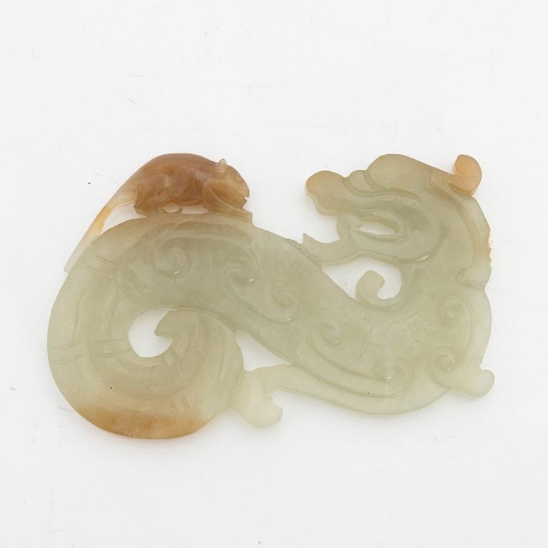 Bälteshake samt två amuletter, nefrit. Qingdynastin eller äldre.