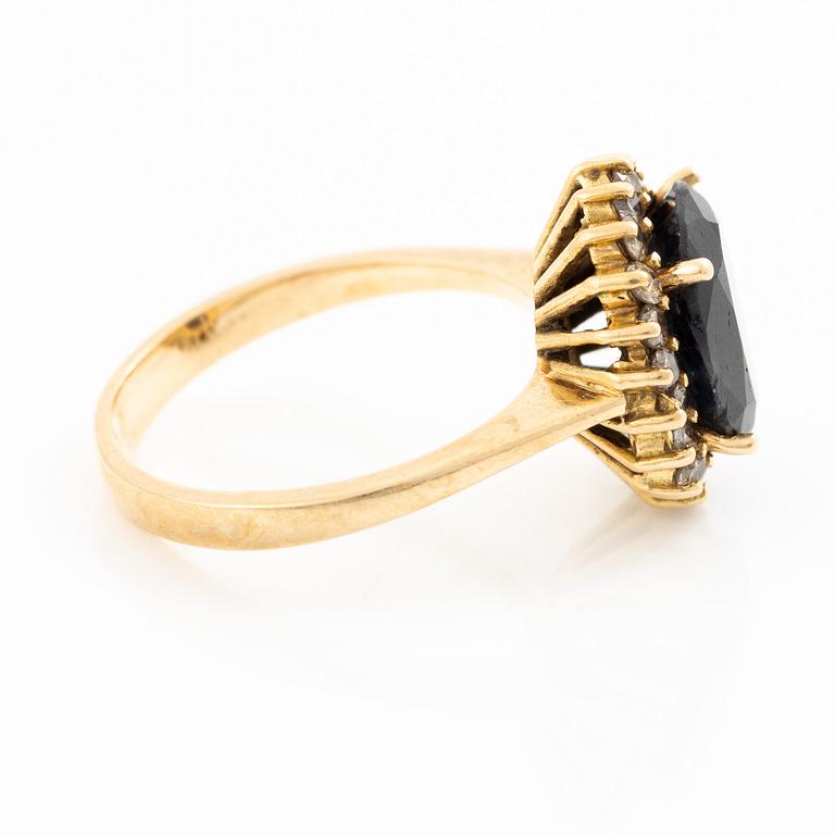Ring, 18K gold with dark sapphire and brilliant-cut diamonds.