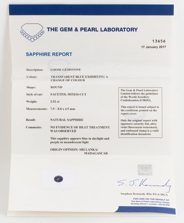 RING, med rund fasettslipad färgväxlande blålila safir och gammalslipade diamanter, med certifikat Gem & Pearl lab.