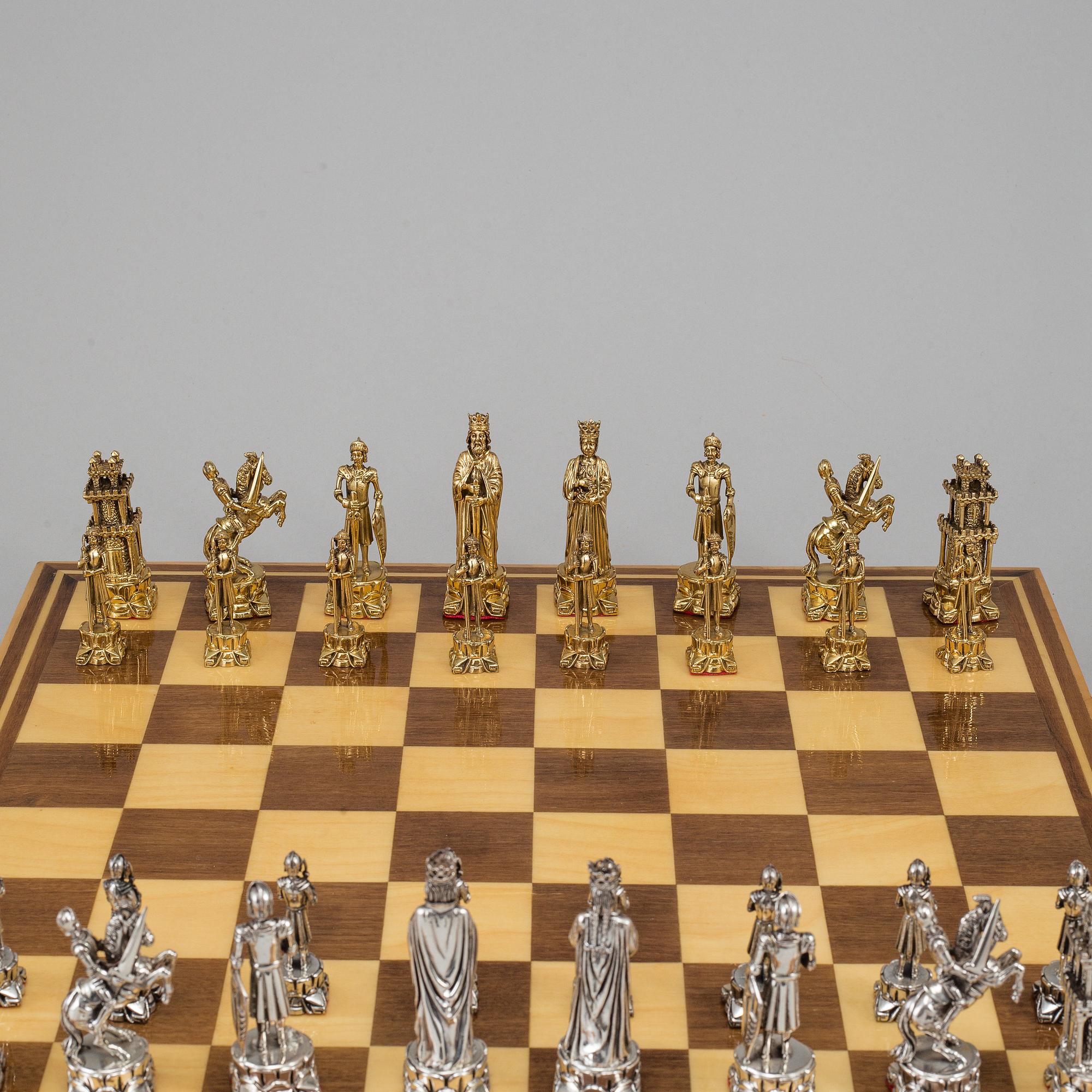SCHACKBRÄDE, med spelpjäser i silver och förgyllt silver.