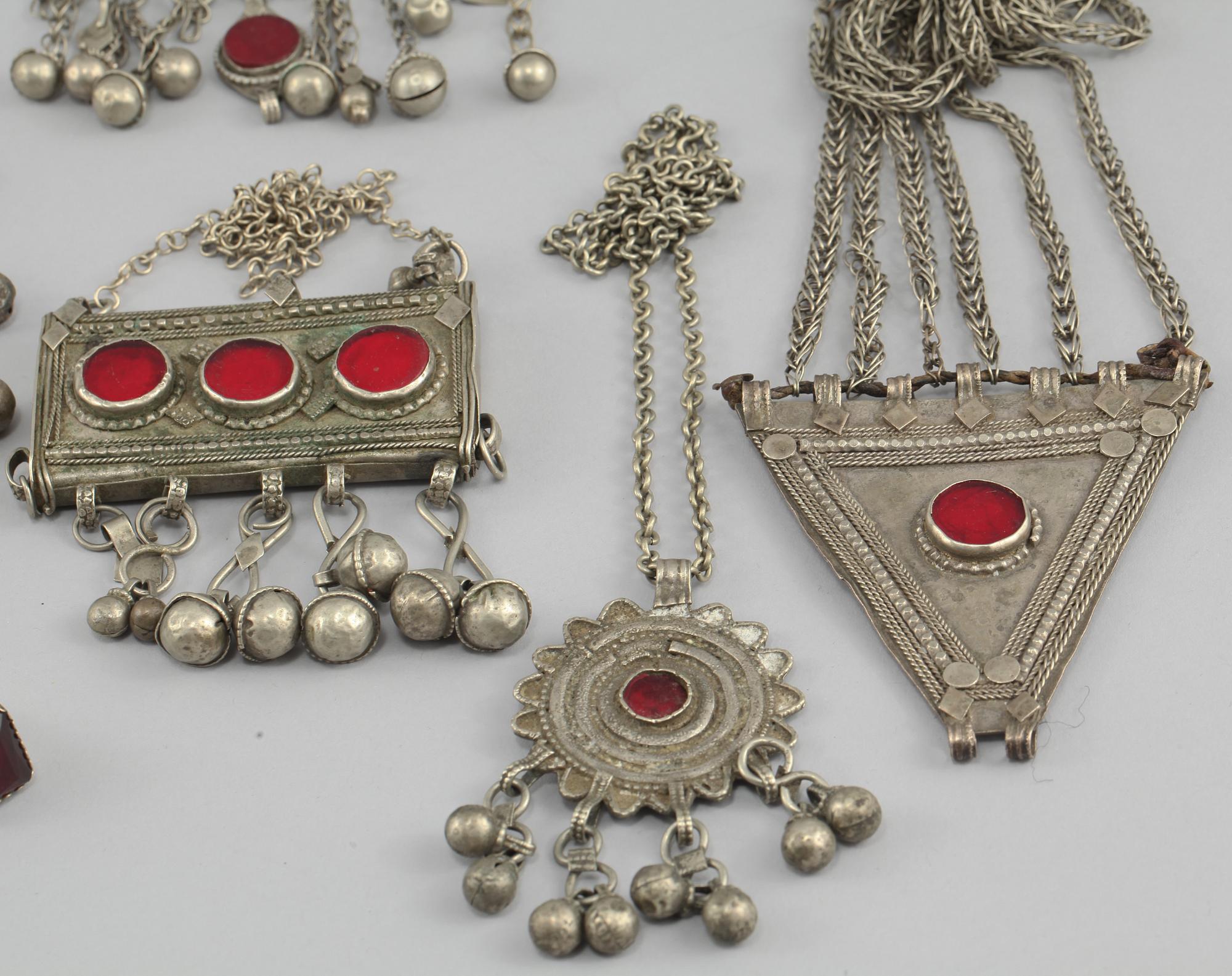 PARTI SMYCKEN, 12 delar, vitmetall samt färgade glaspärlor, 1900-tal.