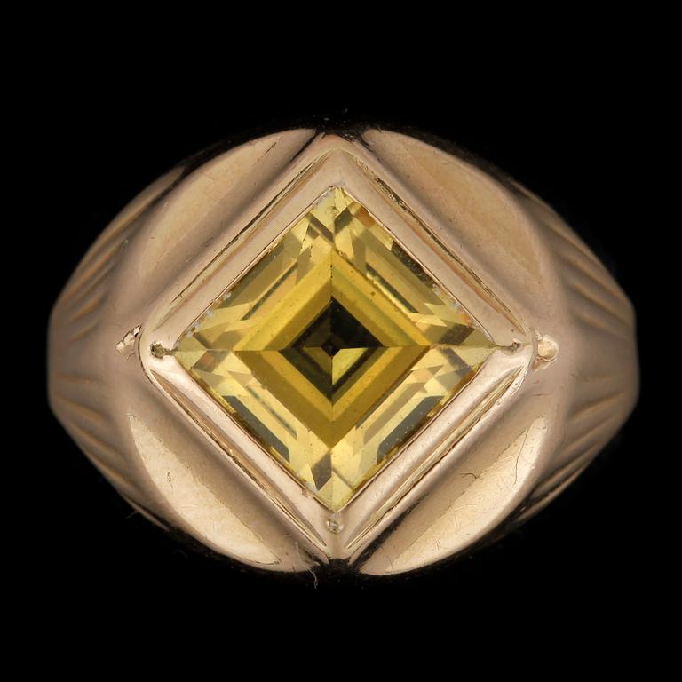RING, 18K och troligen en fantasislipad krysoberyll, G. Dahlgren & Co, Malmö, 1957.