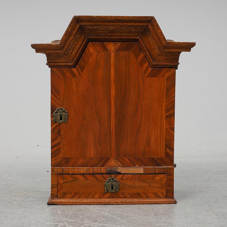VÄGGSKÅP, barock, 1700-talets första hälft.