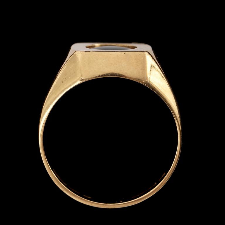 RING, 18 k guld med fasettslipad grön sten, Ceson, Göteborg, 1972. Vikt 8 g.