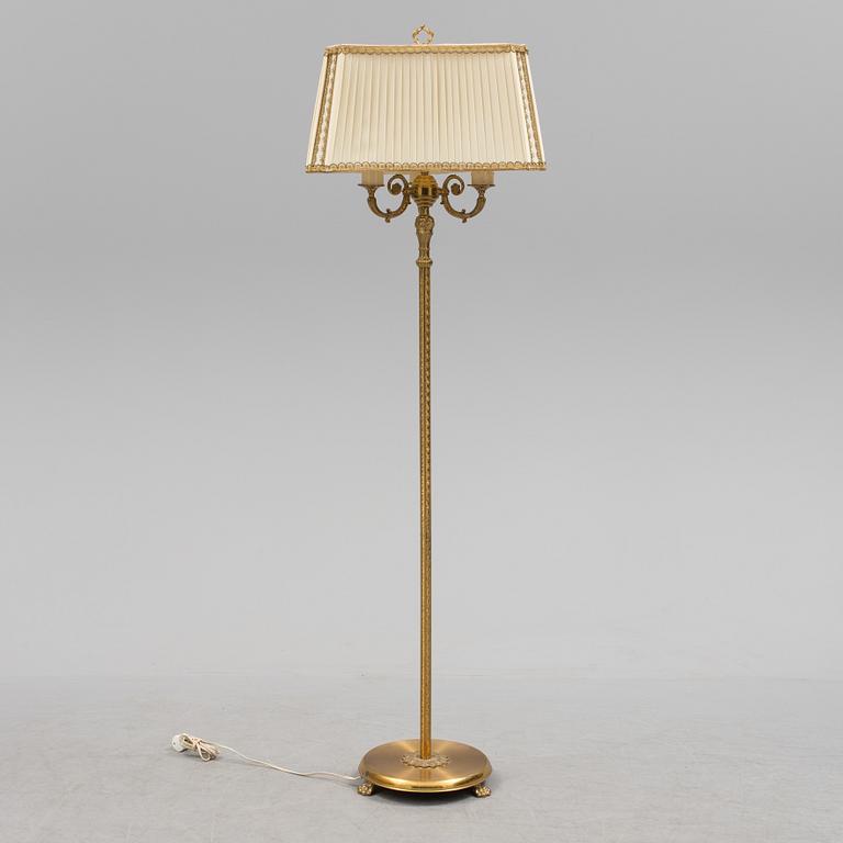 A mid 1900s floor lamp.