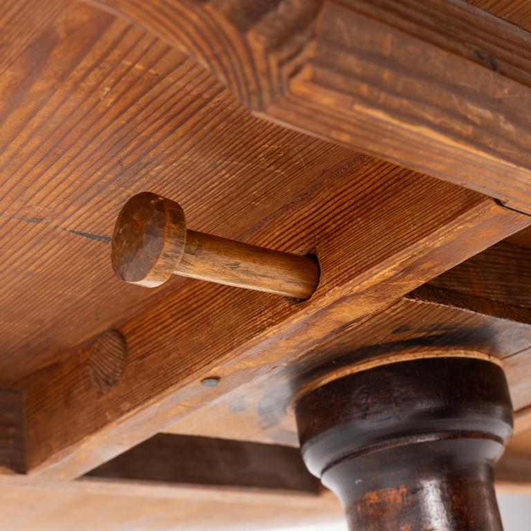 A tilt-top table by Jaboc Sjölin ( master carpenter in Köping & Kungsör, Sweden, 1767-85).