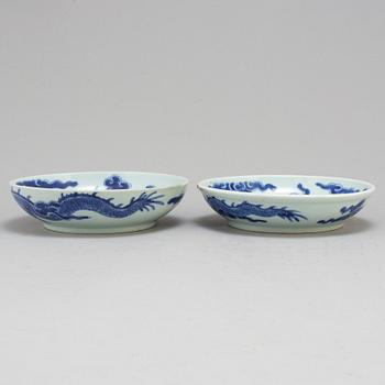 SKÅLFAT, två snarlika, porslin. Qingdynastin, tidigt 1700-tal.