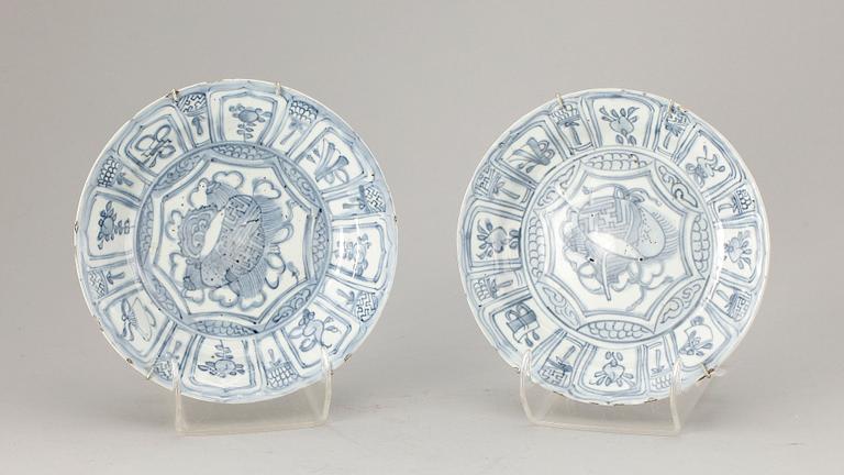 TALLRIKAR, ett par, porslin, Kina, 1600-tal.
