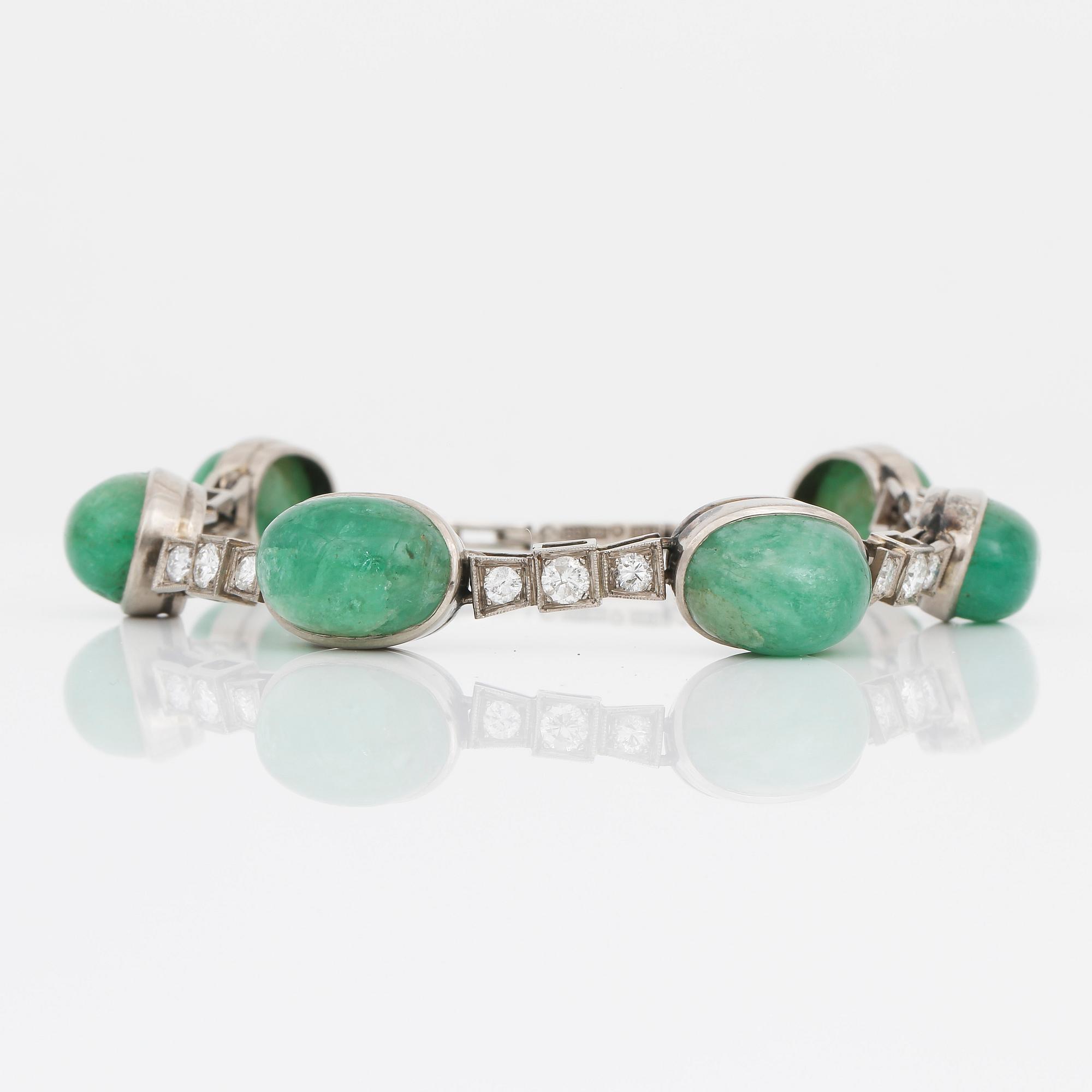 ARMBAND, vitguld 18K, cabochonslipade smaragder samt briljantslipade diamanter, BLg, Stockholm 1957. Tot ca 22 g.