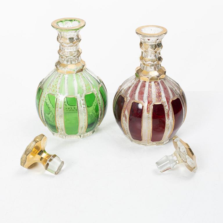 Karaffer, ett par, glas, Moser Karlsbad, omkring år 1900.