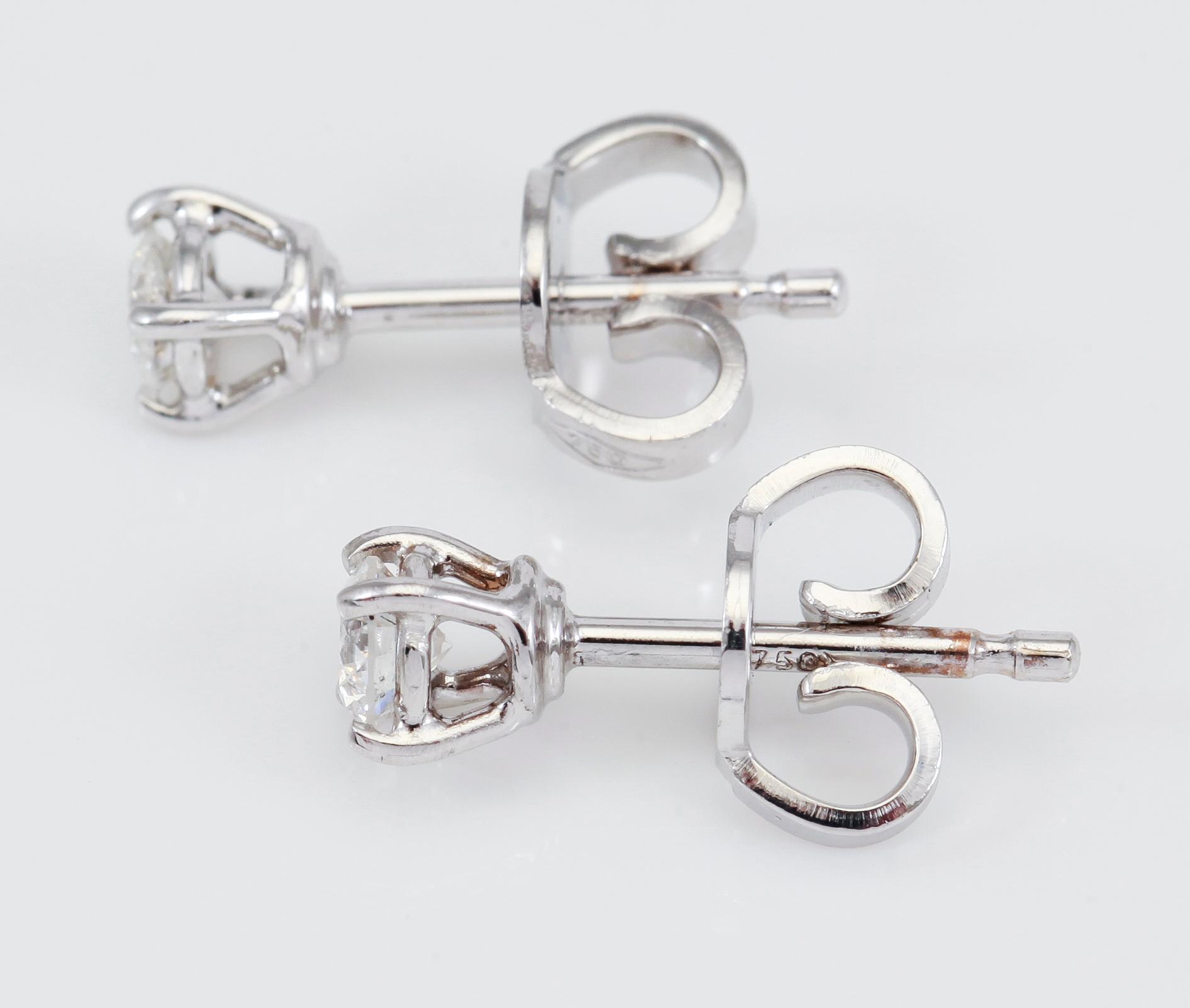 ÖRHÄNGEN, 1 par, solitära briljantslipade diamanter totalt ca 0,28 ct.