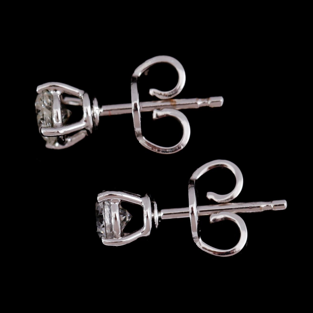 ÖRHÄNGEN, 1 par, 18 k vitguld, solitära briljantslipade diamanter tot 0.55 ct.
