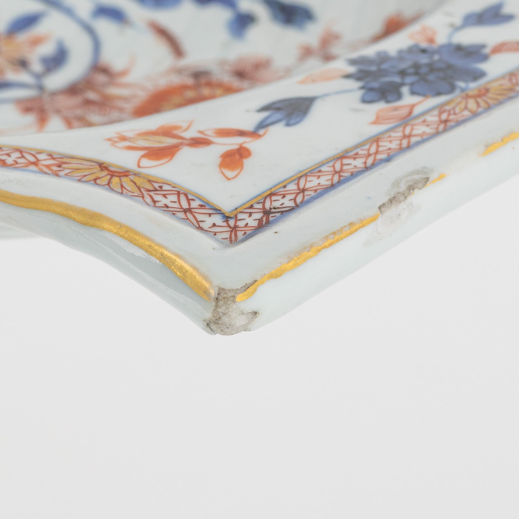 An Imari porcealin butter bowl, China, 18th century.