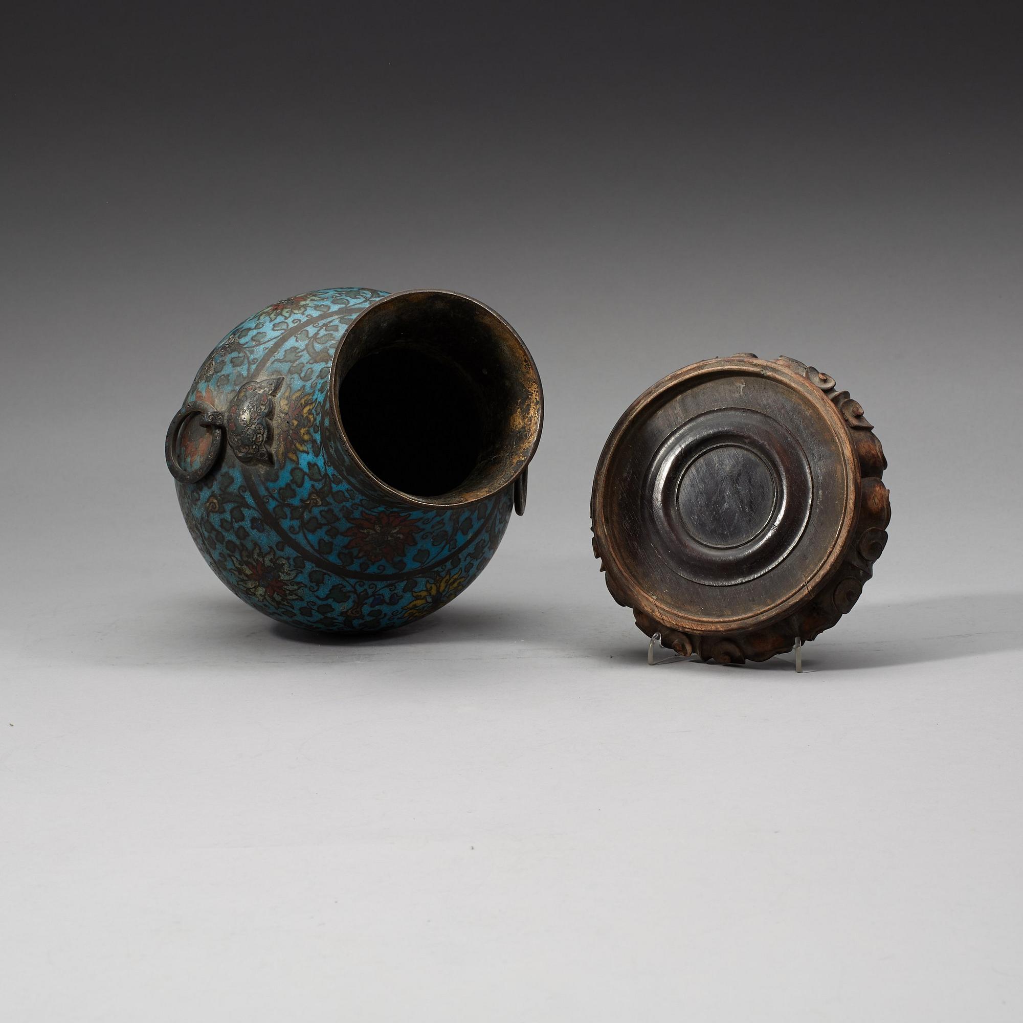 VAS, cloisonné. Mingdynastin (1368-1644).