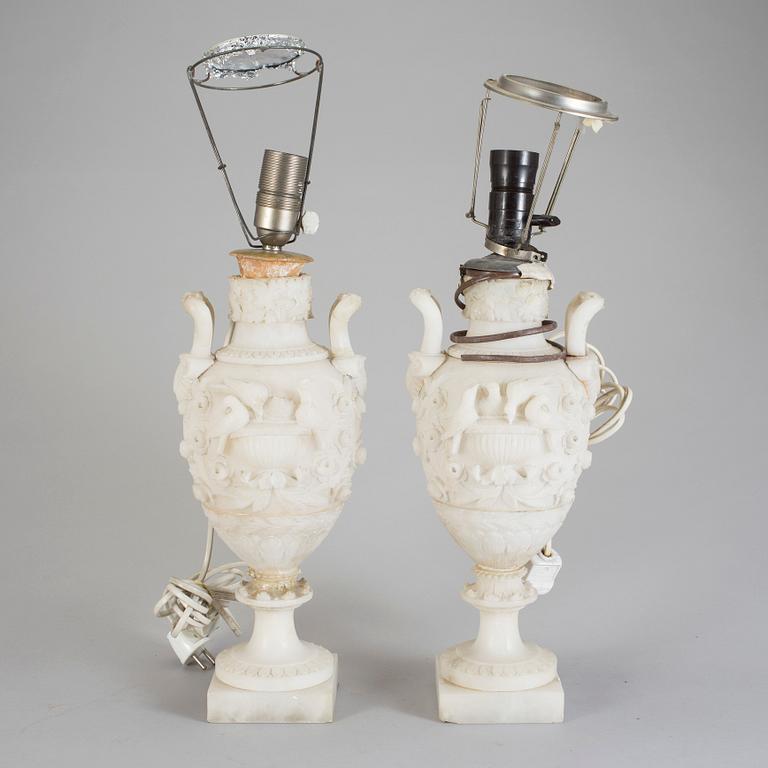 BORDSLAMPOR, ett par. Alabasterliknande material, omkring 1900.