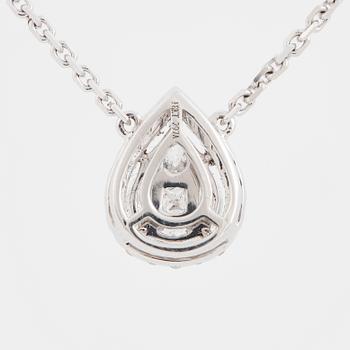 A pendant with diamonds in diffrent cuts.