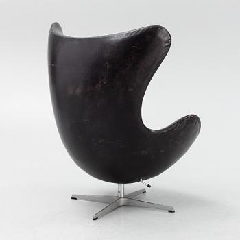 A leather upholsterd 'Egg chair' by Arne Jacobsen.