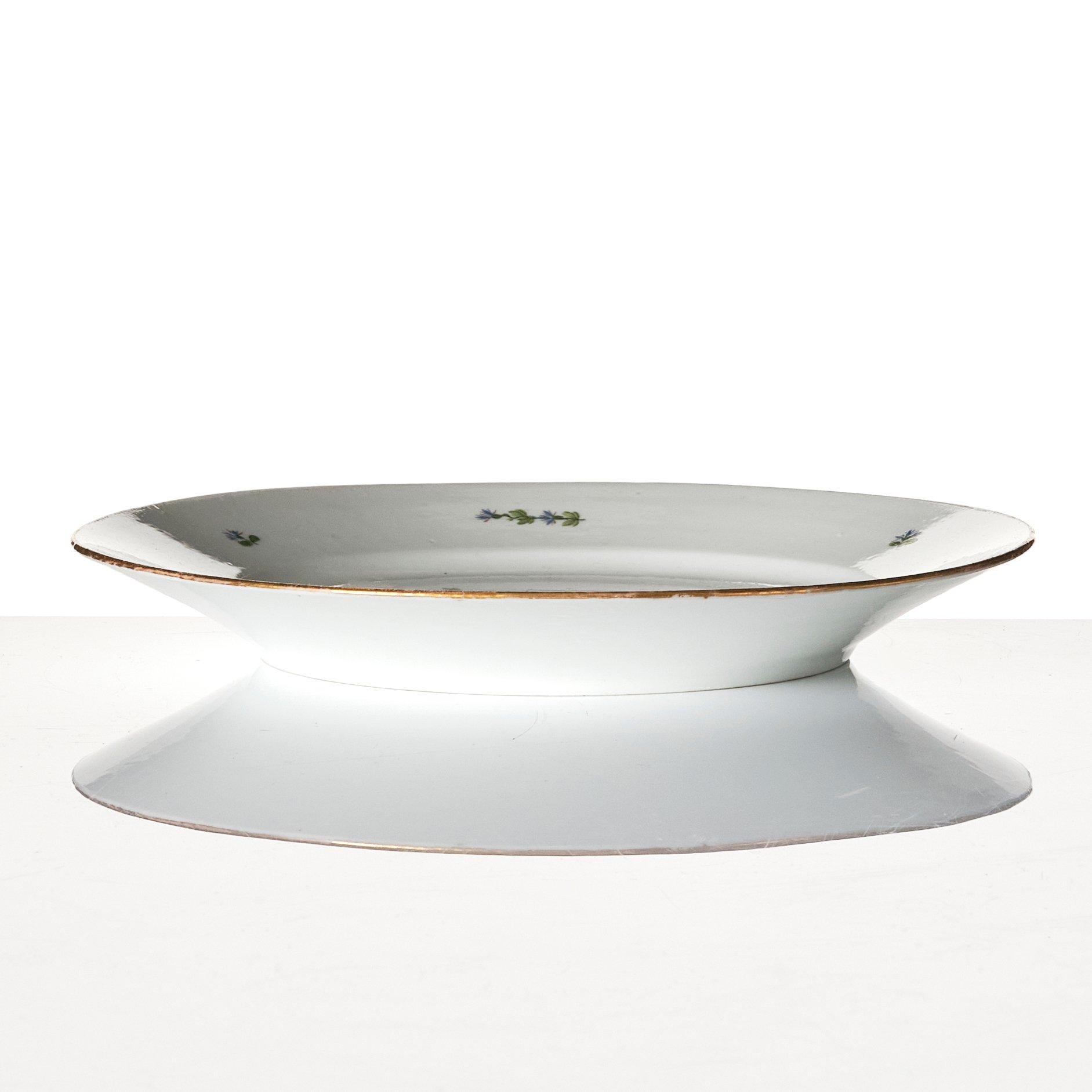 A 'Barbeau-patterned' serving dish and four dinner plates, France, late 18th Century.