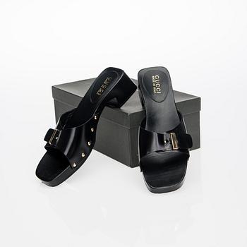 SKOR, Gucci.