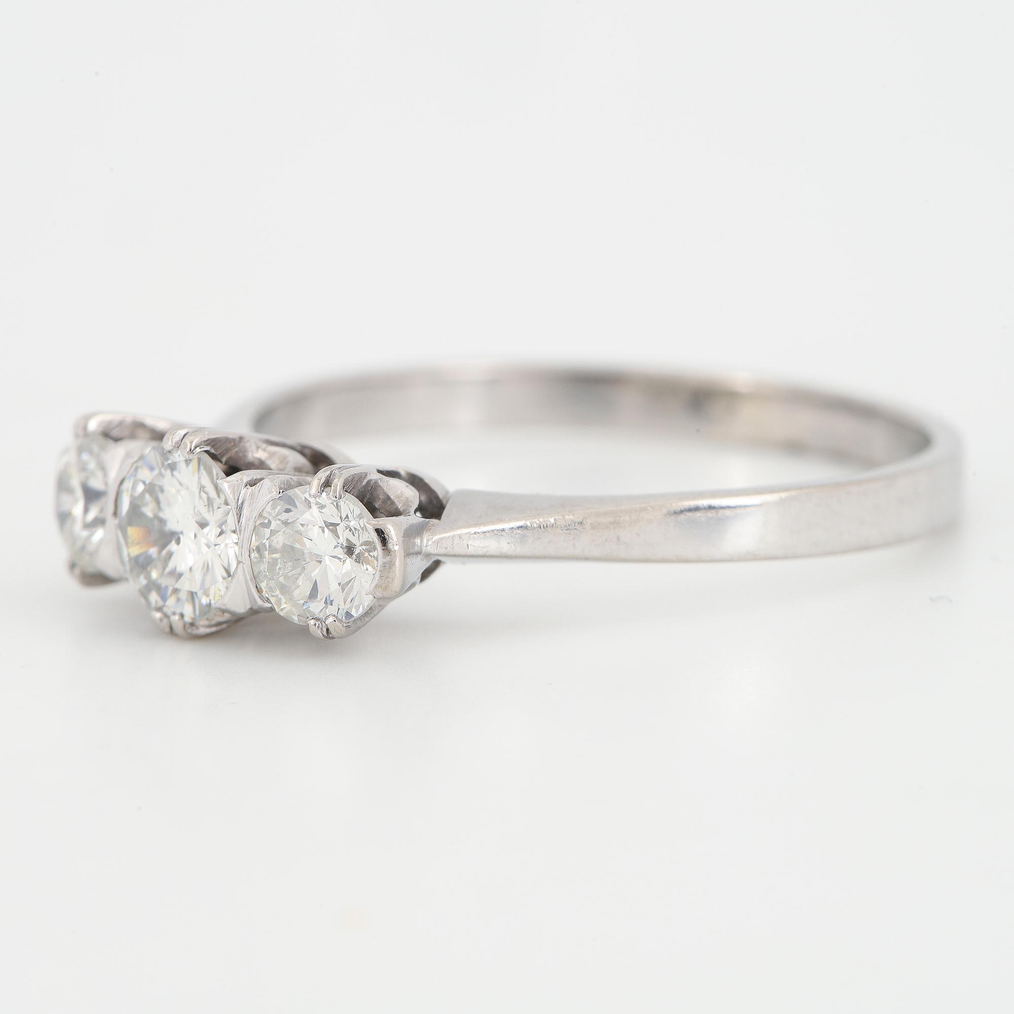 RING, med tre briljantslipade diamanter,
