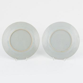 A set of four dinner plates and a jar with cover, Qing dynasty, 18th and 19th Century.