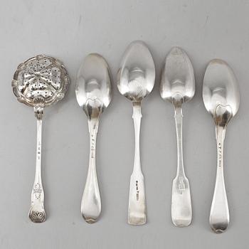 Parti silver, 5 delar, bär stämplar från bla St Petersburg, 1800-tal. Tot vikt ca 250 g.