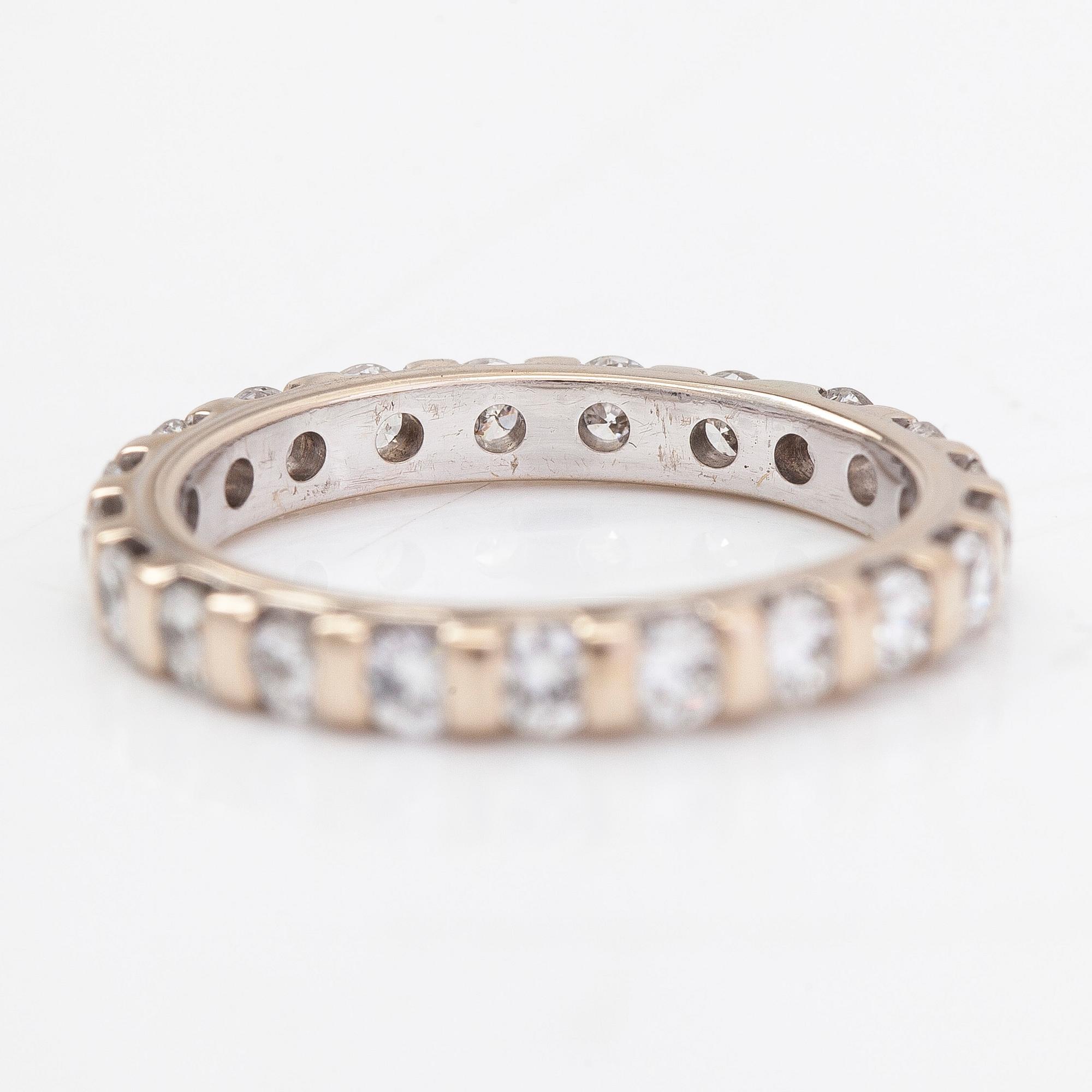 Ring, 18K guld helallians med briljantslipade diamanter, totalt ca 1.05 ct.