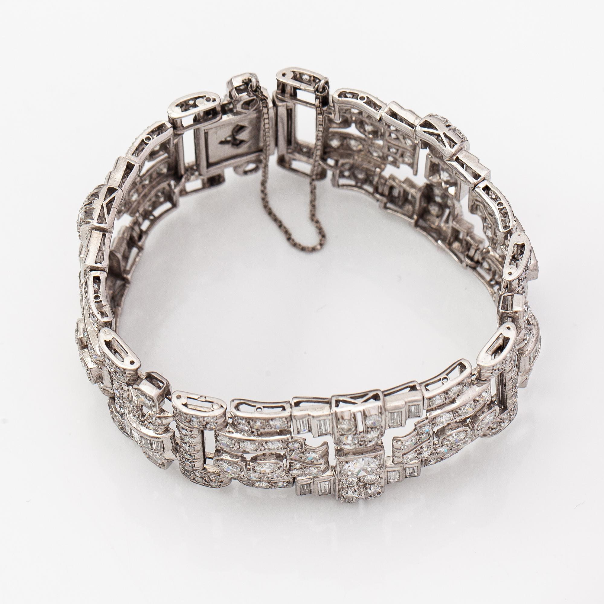 An art deco style platinum bracelet with diamonds ca. 17.85 ct in total.