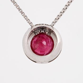 HÄNGSMYCKE, med rund fasettslipad rubin, med kedja.
