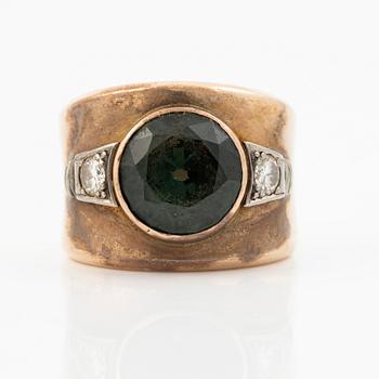 Ring, guld med syntetisk grön sten och briljantslipade diamanter.