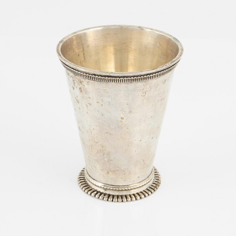 Bestick, brevkniv samt bägare, silver, bl a CG Hallberg Stockholm 1919 (24 delar).