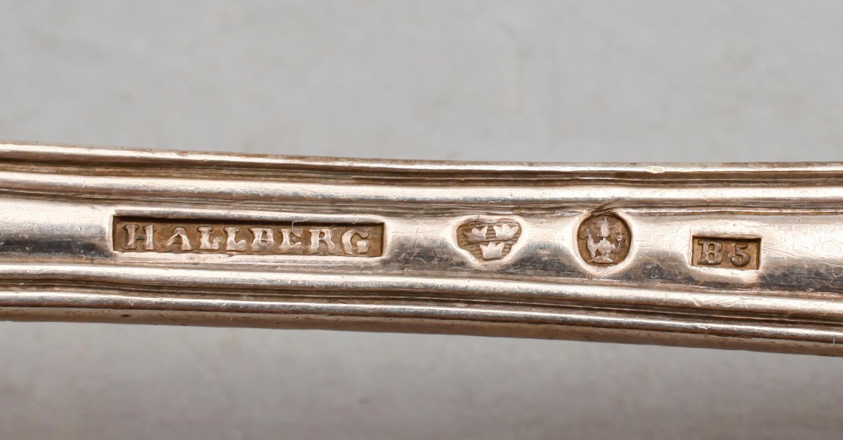 SKEDAR, 5 st samt BORDSGAFFEL, silver, olika modeller, svenska stämplar, 1800-tal. Total vikt ca 332 g.