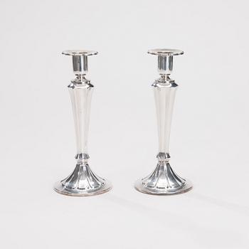 LJUSSTAKAR, silver, Auran Kultaseppä, Åbo 1978. Totalvikt 302 g.