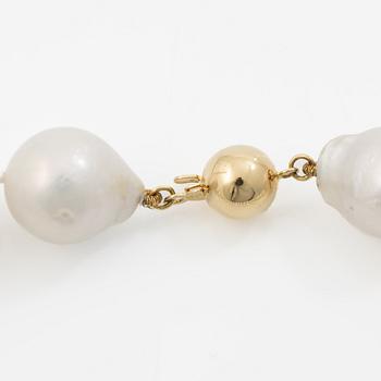 Necklace with cultured baroque freshwater pearls and an 18K gold clasp.