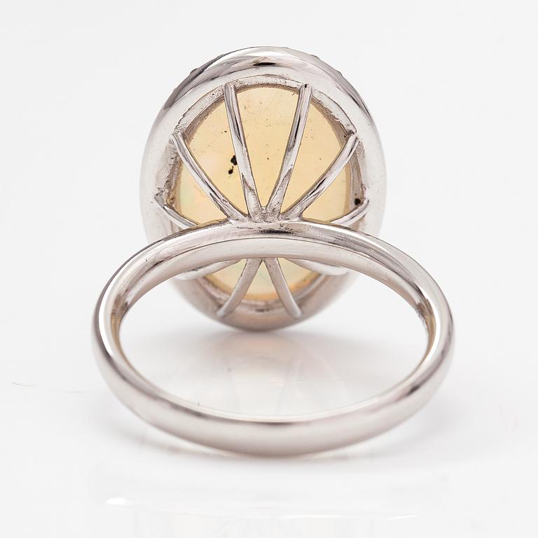 Sormus, 18k valkokultaa, opaali n. 4.64 ct ja timantteja n. 0.35 ct yht todistuksen mukaan.