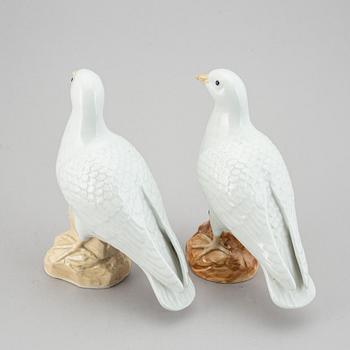 A pair of white glazed doves, Qing dynasty, 20th Century.