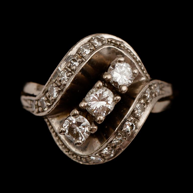 RING, vitguld briljanter. Total vikt ca 9 g.