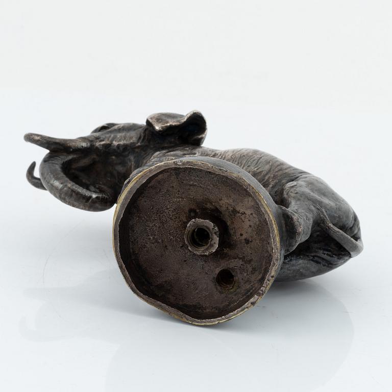 Okänd konstnär, 1900-tal. Skulptur, gjutarstämpel, vitmetall, höjd 11 cm.