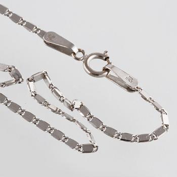 HÄNGE, 18K vitguld med 33 briljantslipade diamanter ca 3.50 ct. Vikt 8,9 gram.