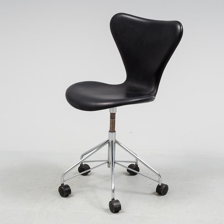 ARNE JACOBSEN, "Sjuan". Modell 3117.  Fritz Hansen, Danmark. 1900-talets andra hälft.