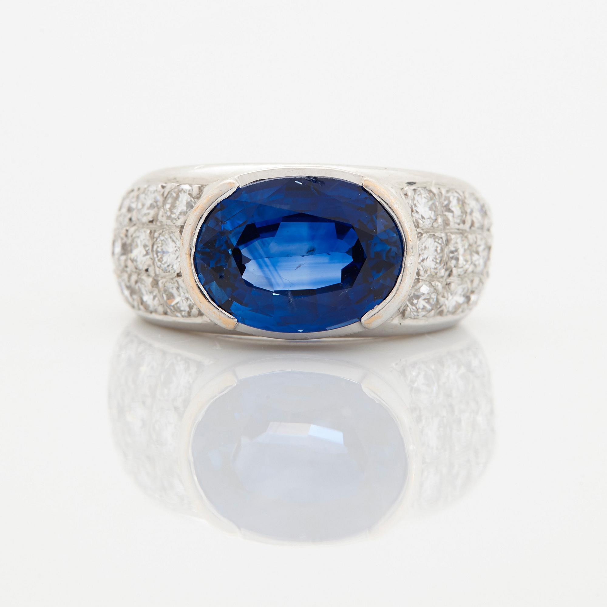 Ring 18K vitguld med en oval fasettslipad safir samt runda briljantslipade diamanter.