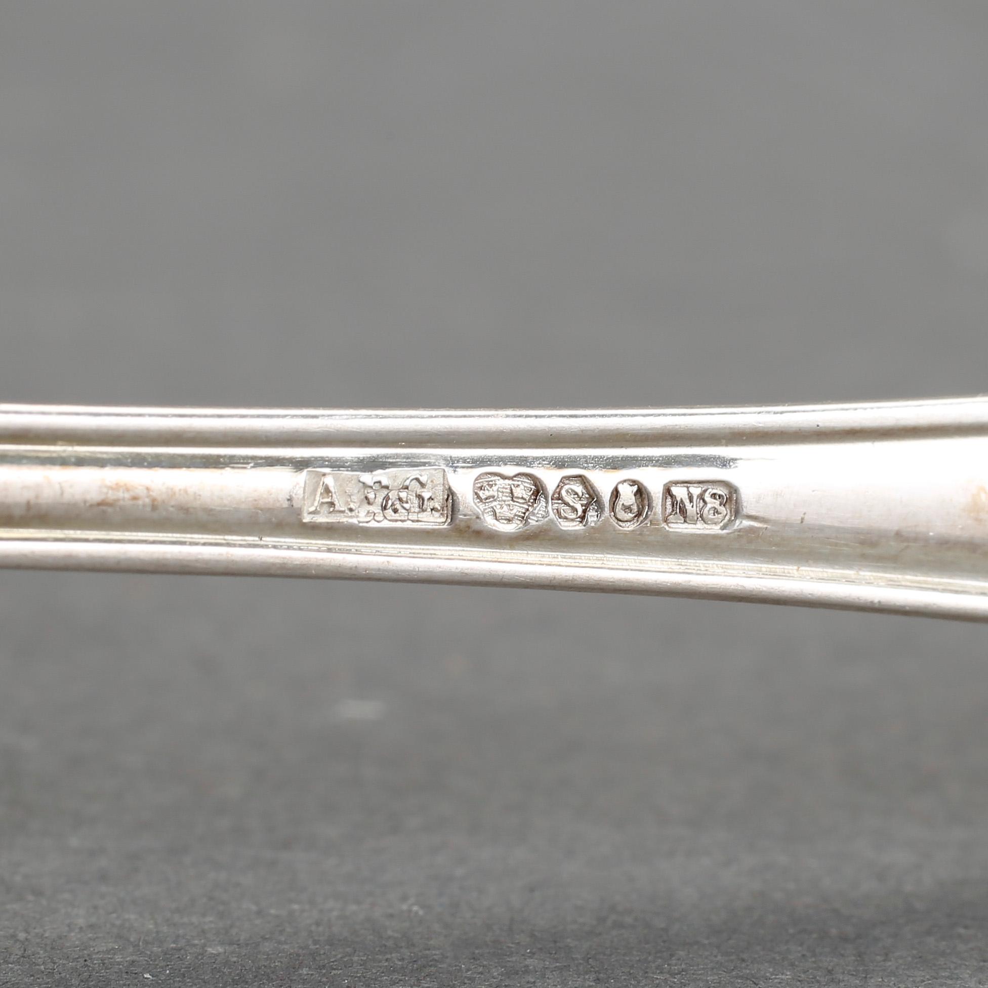 PARTI SILVER, mestadels kaffeskedar. Bl a "Rosenholm", GAB, Stockholm 1939. Total vikt ca 754 gram.