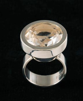 Elis Kauppi, HÄNGSMYCKE OCH RING, silver med bergskristall, Kupittaan Kulta 1964. Vikt 34 g.