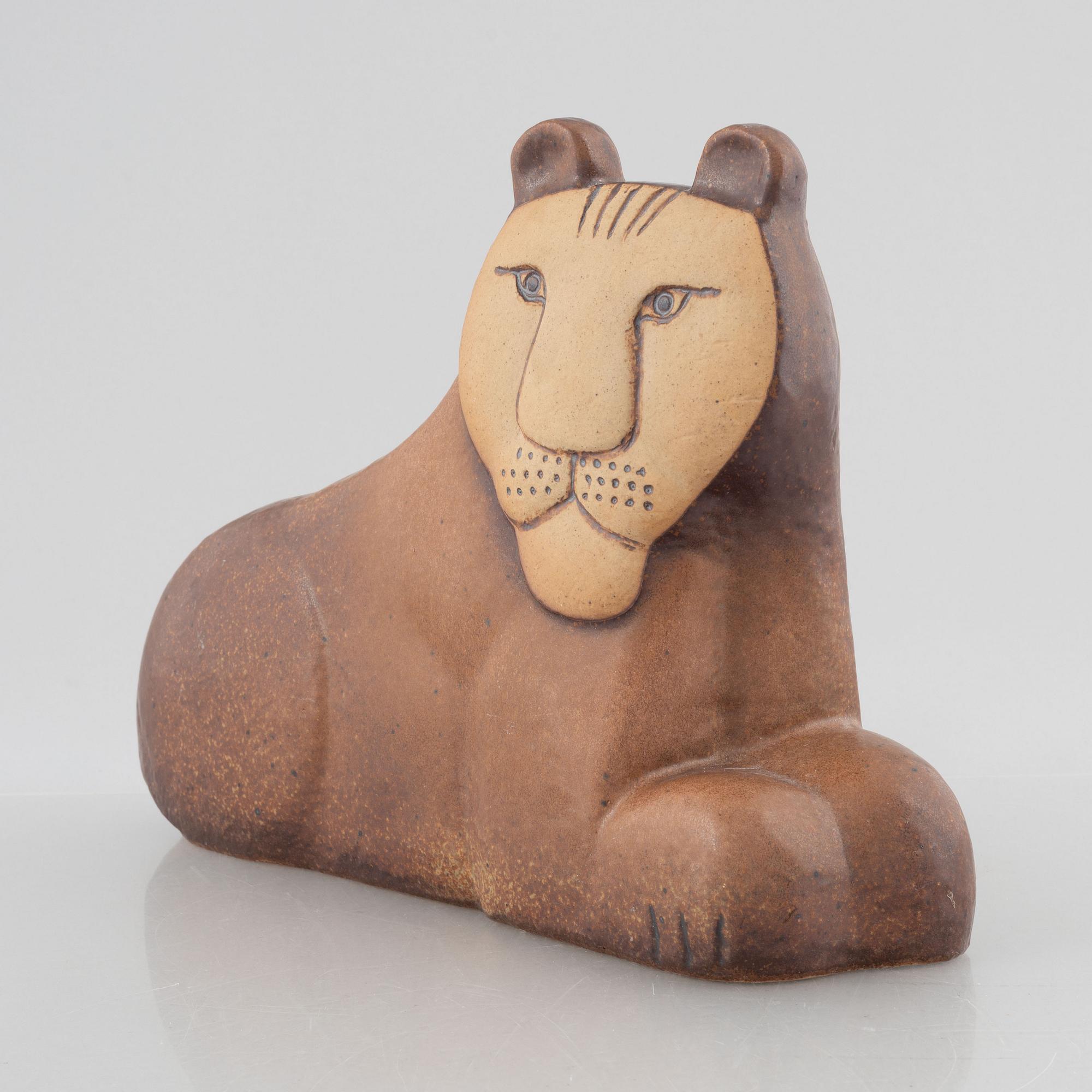 Lisa Larson, "Lejonhona", skulptur, ur serien "Noaks Ark", stengods, Gustavsbergs Studio, i produktion 1980-84.