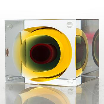 OIVA TOIKKA, AN ANNUAL CUBE, glass, signed Oiva Toikka Nuutajärvi 2006, numbered 570/2000.